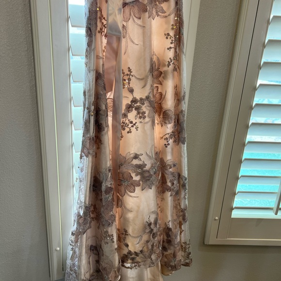 TAHARI Arthur S. Levine,  dress in size M color Rose Gold and cream background - Picture 10 of 16